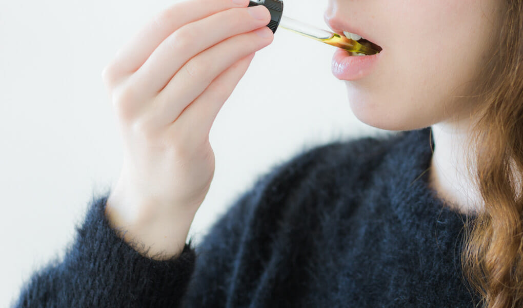HOW-TO-TAKE-CBD-TINCTURE-UNDER-TONGUE